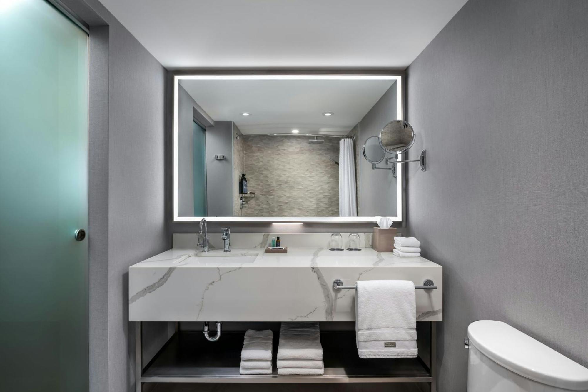 Quarto Queen Premium com 2 Camas Queen-size e Vista do Lago