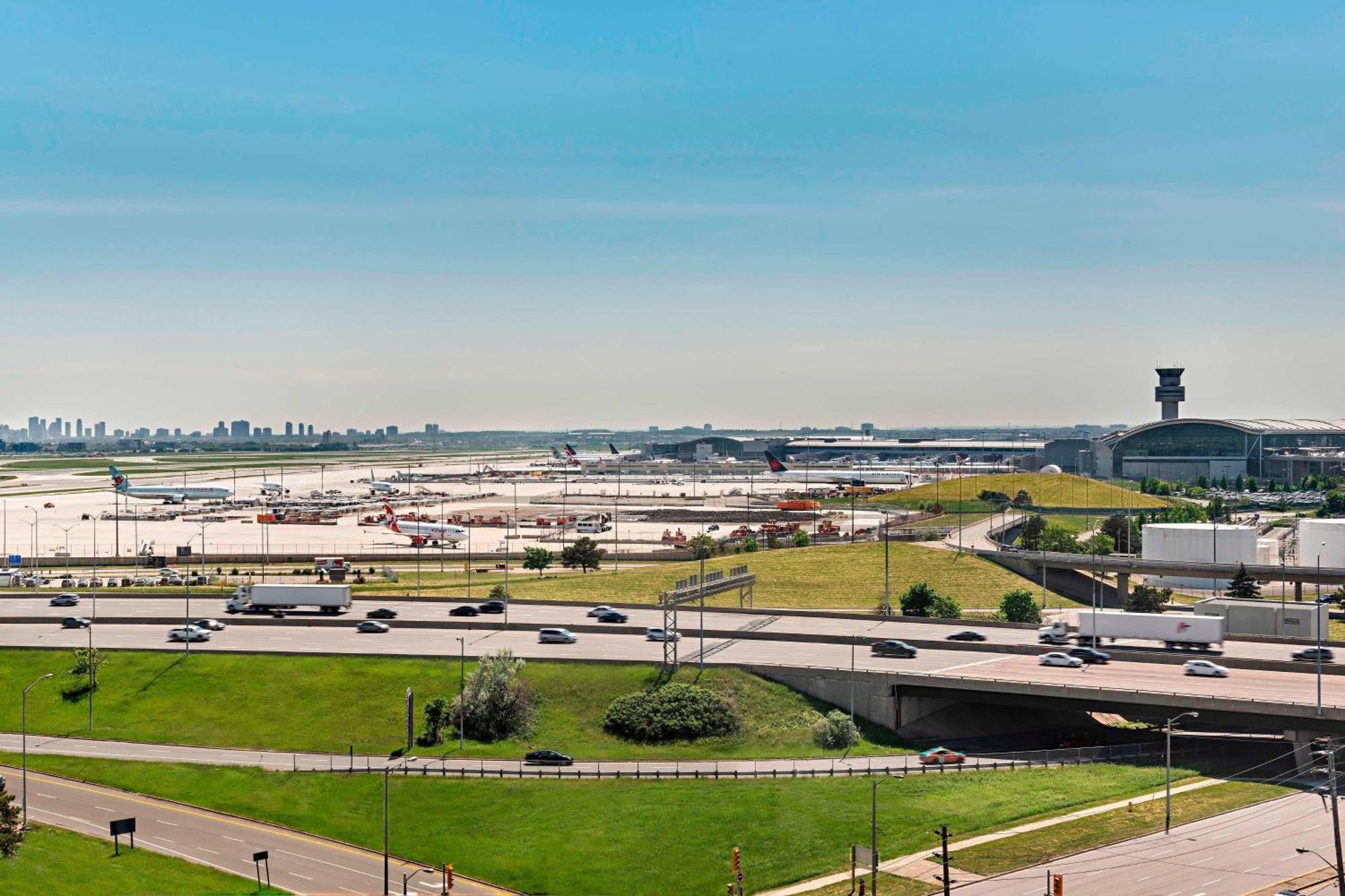 Traditional, Guest room, 1 King, Airport view,1634397297:JPEG