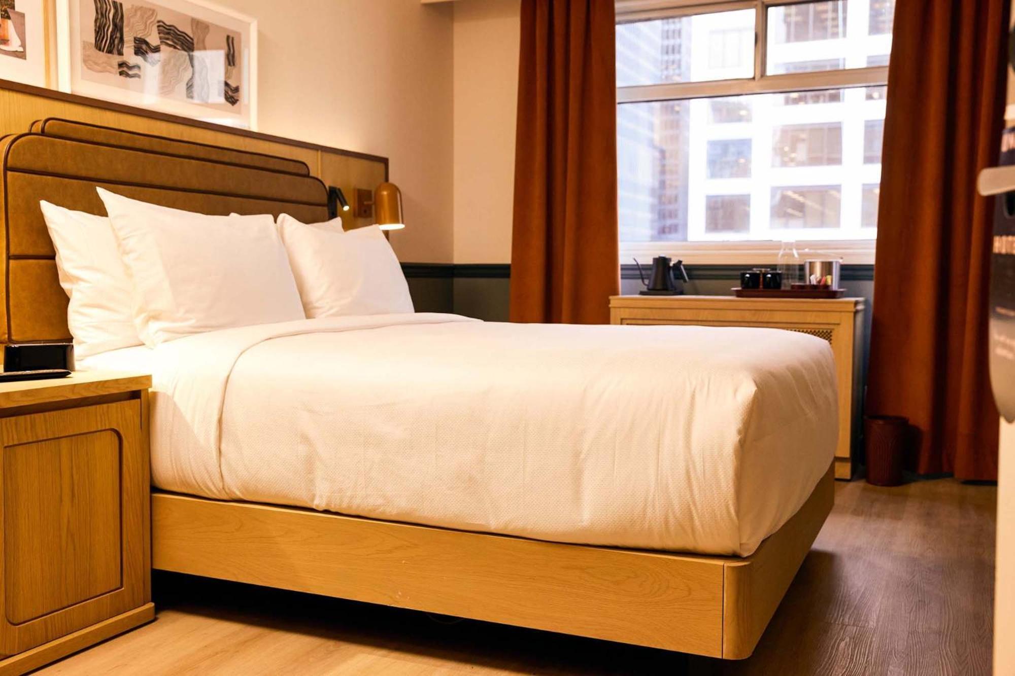 Habitación con cama grande